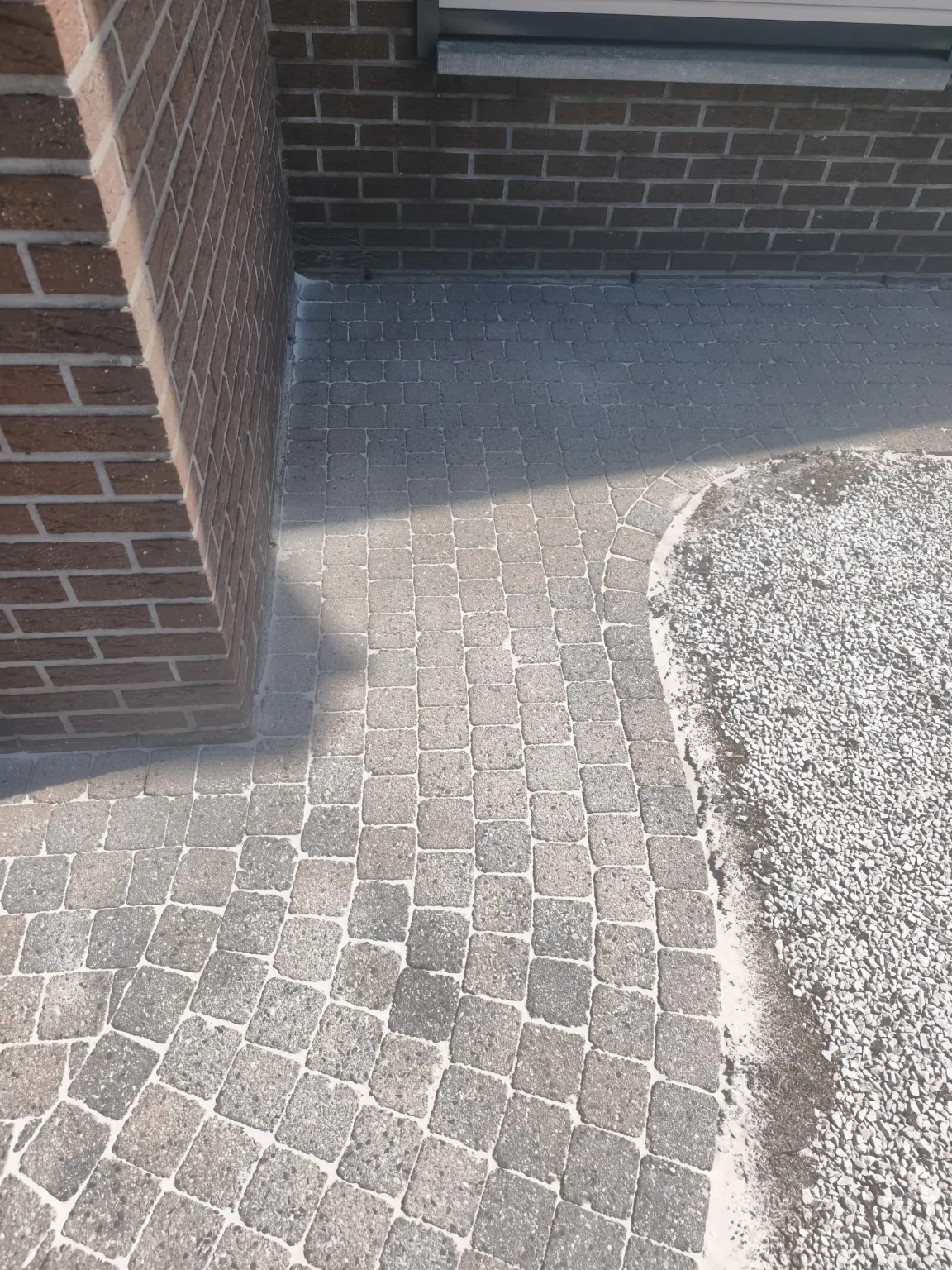 Detail van de gereinigde en opnieuw ingezande klinkers